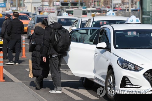ソウル市の中型タクシーの初乗り料金が２月１日から値上げされる＝（聯合ニュース）