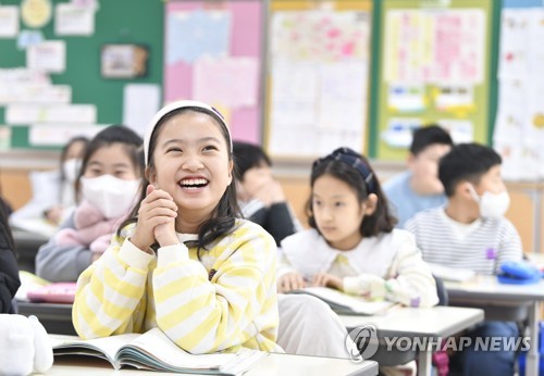 '마스크 벗고 하는 수업'…대구 중구 삼덕초등학교