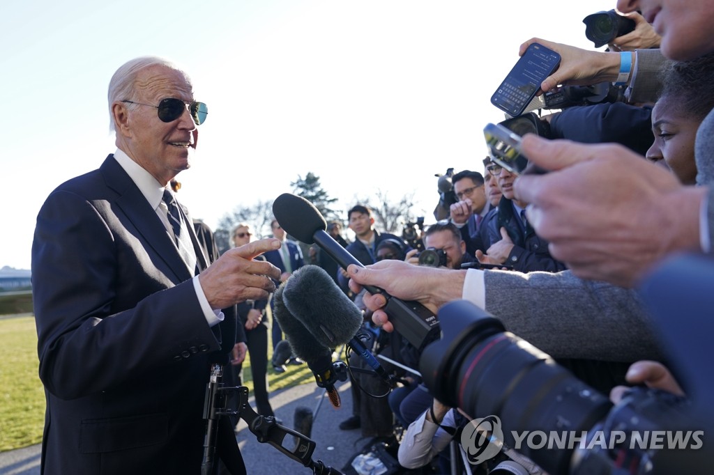 취재진과 대화하는 바이든 미국 대통령