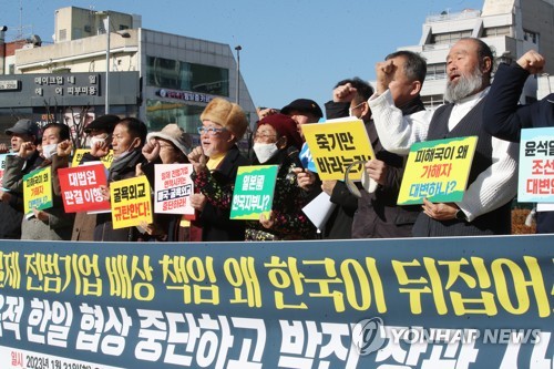 韓国の南西部・光州で、政府が示した徴用問題の解決案を非難する記者会見を開いた市民団体関係者ら＝３１日、光州（聯合ニュース）