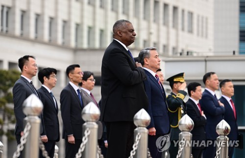 وزيرا الدفاع الكوري الجنوبي والأمريكي يتفقدان حرس الشرف
