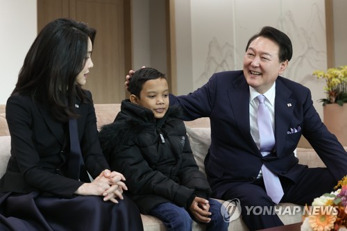 Yoon invites Cambodian child