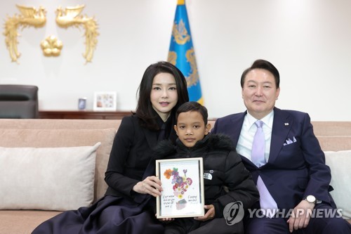 '캄보디아 환아' 로타 초청한 윤석열 대통령 부부