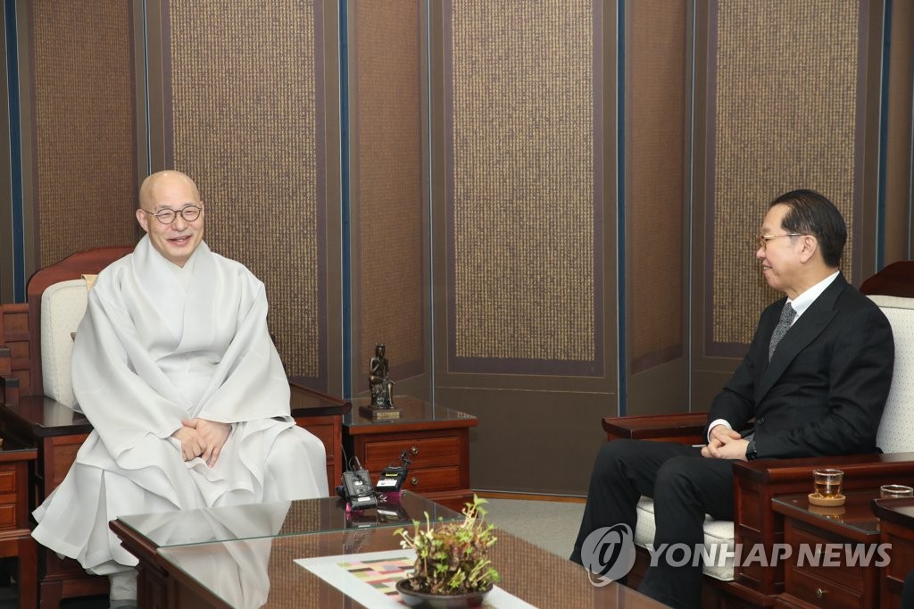وزير الوحدة يلتقي بزعيم بوذي