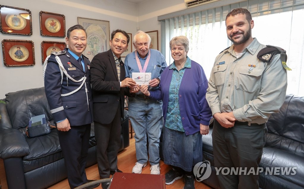 박민식 처장, 한국전 참전용사에 평화의 사도메달 전달