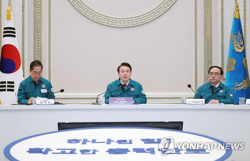 President Yoon Suk Yeol (C) speaks during a meeting on integrated defense at Cheong Wa Dae, the former presidential office, in Seoul on Feb. 8, 2023. The meeting is aimed at discussing ways to ensure unity of the administrative, military and police branches, as well as civilians, in the country's defense. (Yonhap)