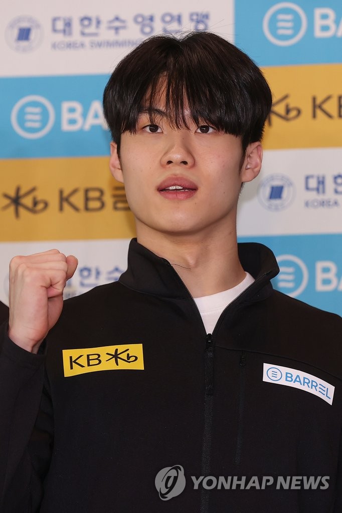 South Korean swimmer Hwang Sun-woo poses for photos at Incheon International Airport, west of Seoul, on Feb. 8, 2023, before departing for a training camp in Australia. (Yonhap)
