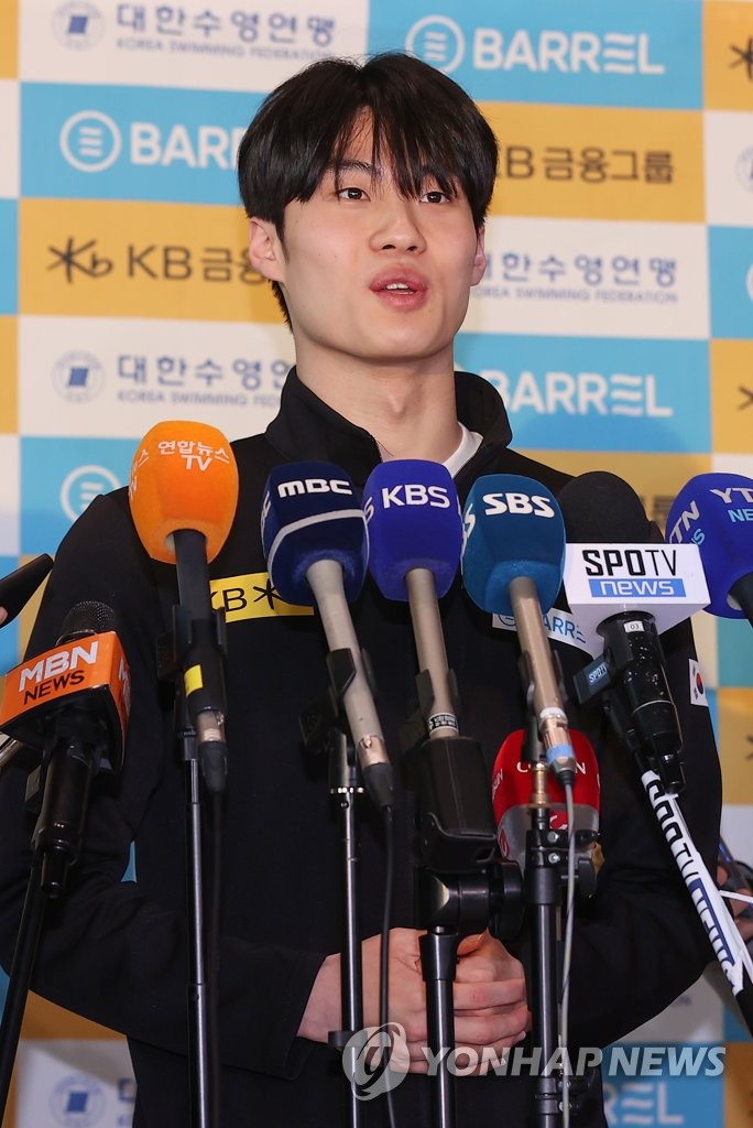 South Korean swimmer Hwang Sun-woo speaks to reporters at Incheon International Airport, west of Seoul, on Feb. 8, 2023, before departing for a training camp in Australia. (Yonhap)