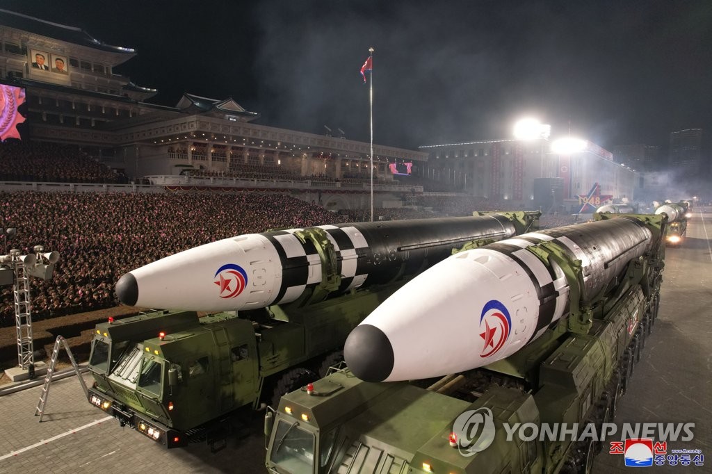 북한 건군절 열병식에 등장한 '화성-17형'