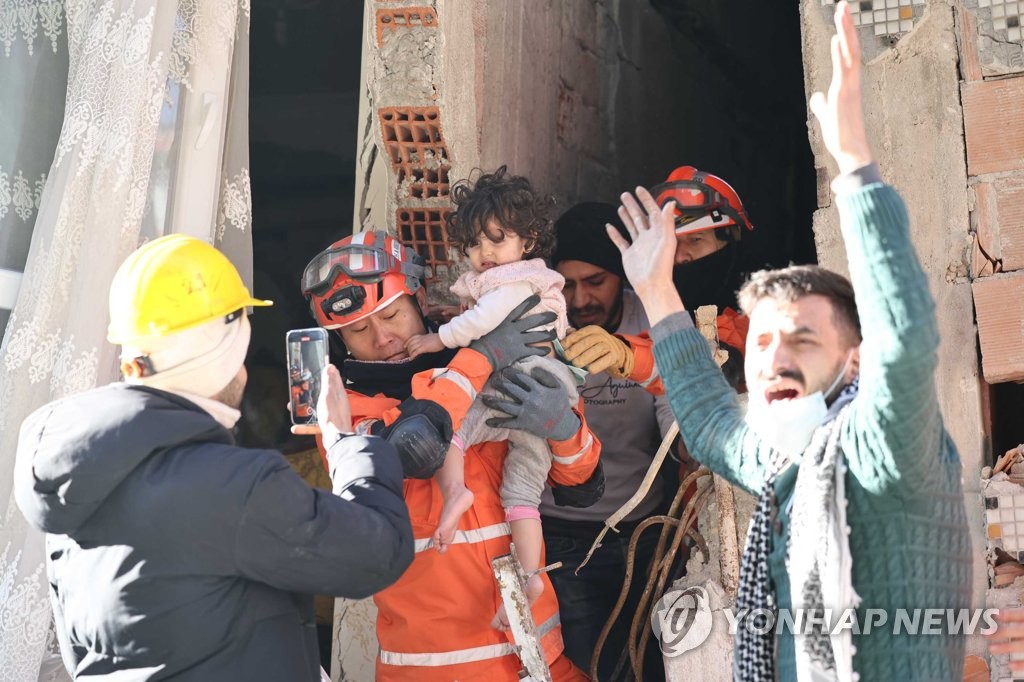 생존자 구조하는 한국긴급구호대