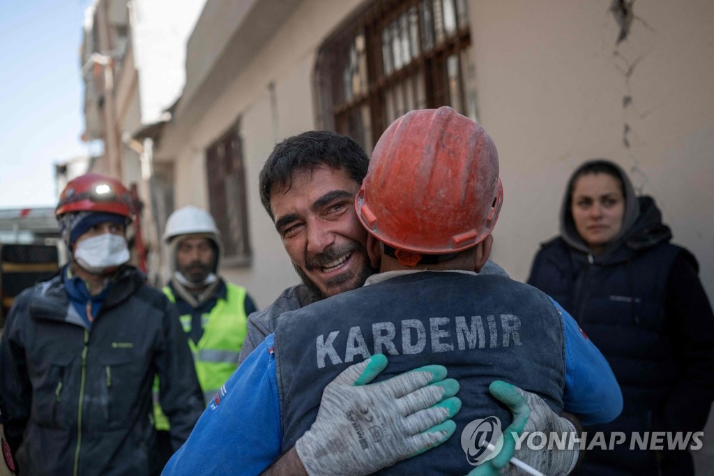 튀르키예서 생존자 구조하고 기뻐하는 광부