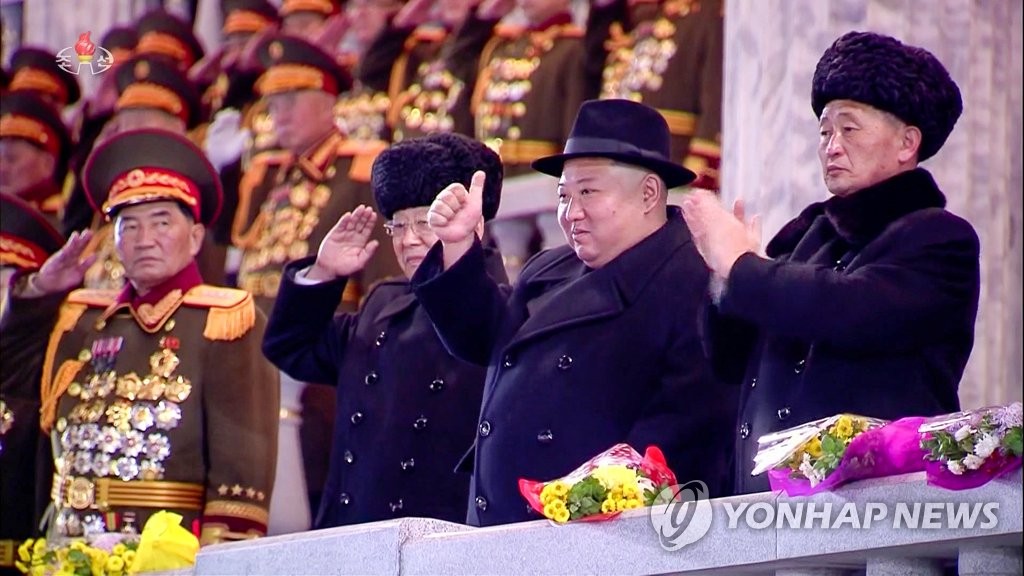 북한 김정은, 열병식 참가자들에게 '엄지척'