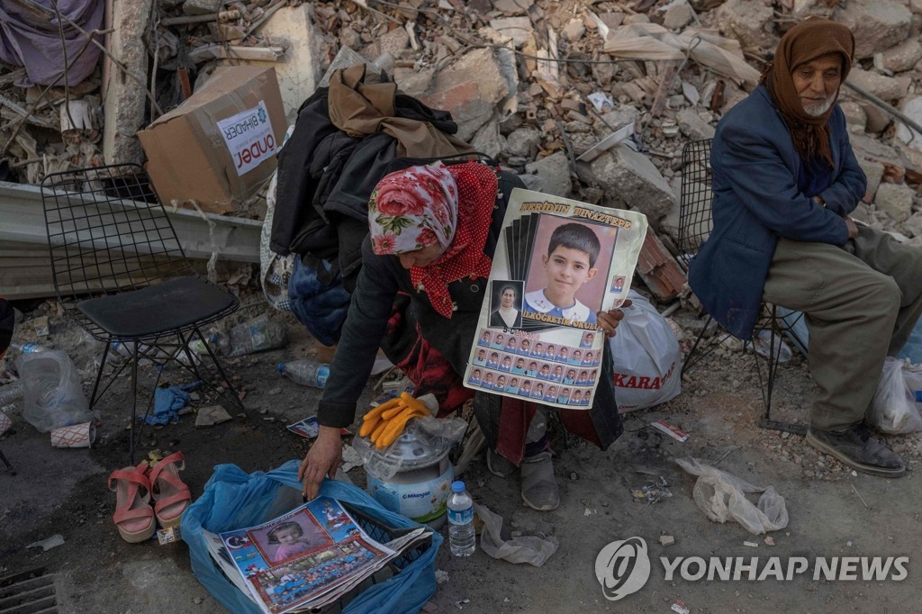 지진 피해 현장에서 손주들 찾는 튀르키예 주민