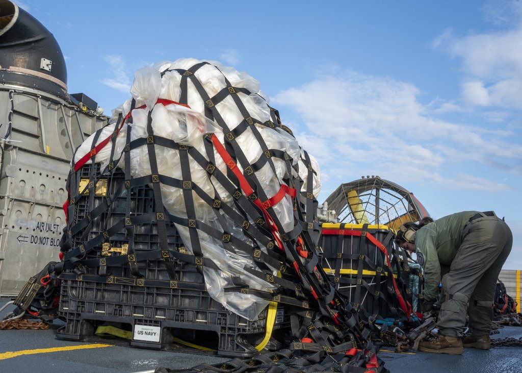 Esta foto, proporcionada por la Marina de los EE. UU., muestra los escombros del globo de vigilancia chino que se prepara para su transporte a la Oficina Federal de Investigaciones el 10 de febrero de 2023. Fue recuperado frente a la costa de Myrtle Beach, Carolina del Sur, a principios de este mes. .  (FOTO NO A LA VENTA) (Yonhap)