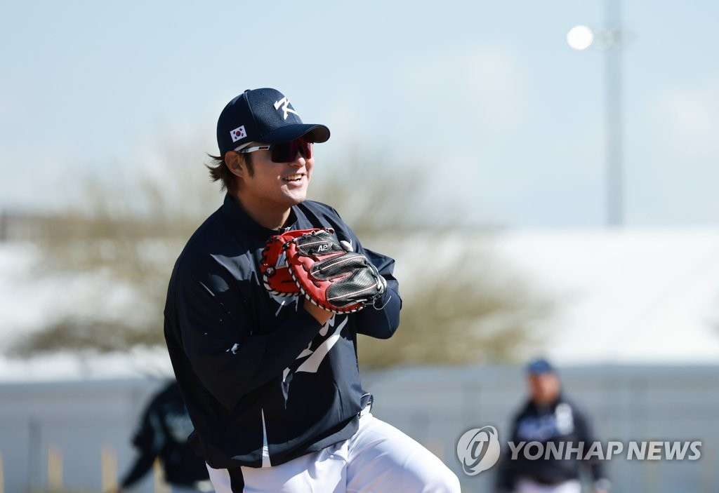 South Korean first baseman Park Byung-ho plays catch during a practice session for the World Baseball Classic at Kino Sports Complex in Tucson, Arizona, on Feb. 15, 2023. (Yonhap)