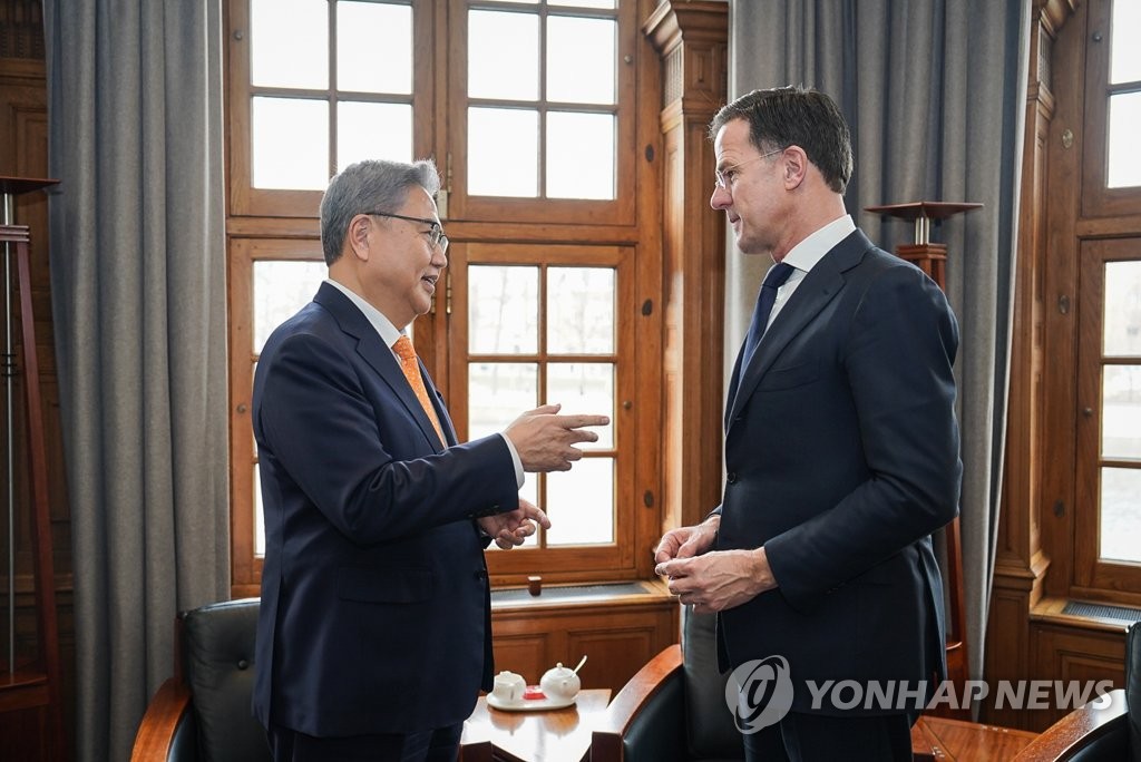 South Korean Foreign Minister Park Jin (L) talks with Dutch Prime Minister Mark Rutte during a meeting in The Hague on Feb. 16, 2023, in this photo released by Park's ministry. (PHOTO NOT FOR SALE) (Yonhap)