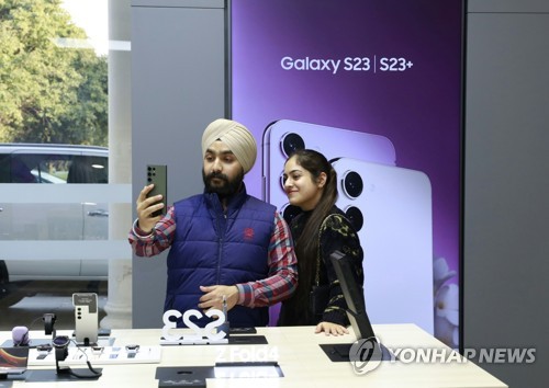 インドにあるサムスンのストアでギャラクシーＳ２３の機能を試す客（サムスン電子提供）＝（聯合ニュース）≪転載・転用禁止≫