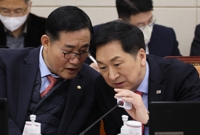 신원식 의원과 대화하는 김기현 당대표 후보