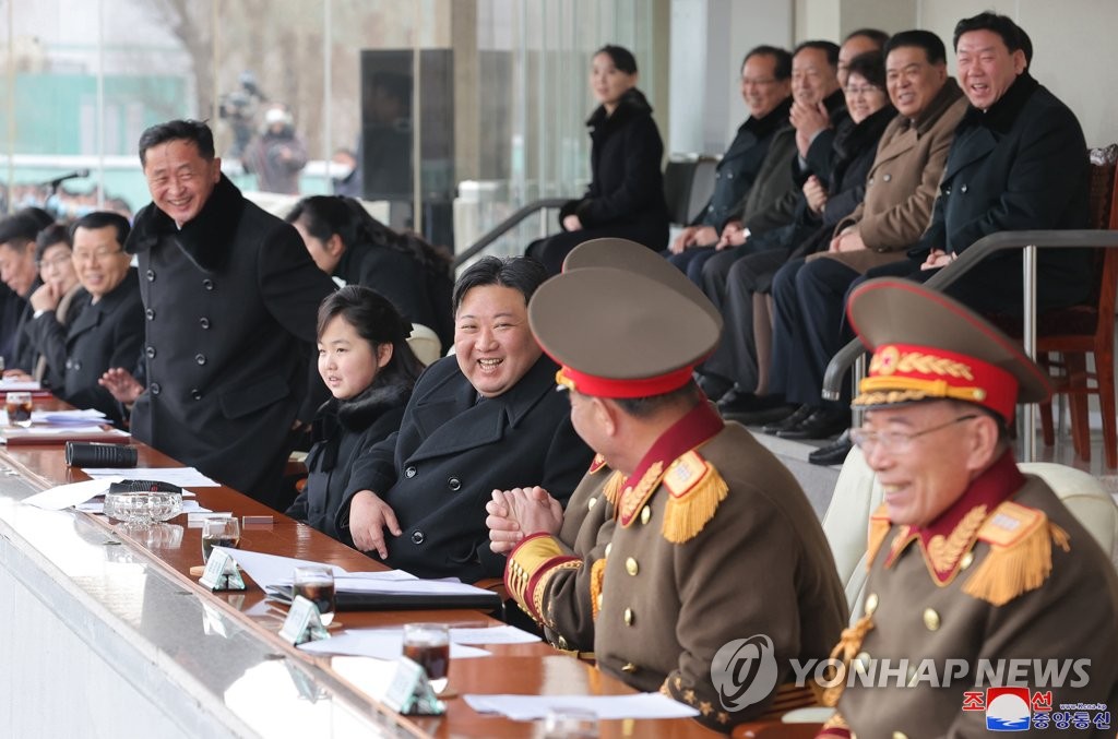 El líder norcoreano, Kim Jong-un (centro), observa un evento deportivo con su hija y otros altos funcionarios el 17 de febrero de 2023, en esta foto publicada por la Agencia Central de Noticias de Corea del Norte al día siguiente.  (Para uso exclusivo en la República de Corea. Sin redistribución) (Yonhap)
