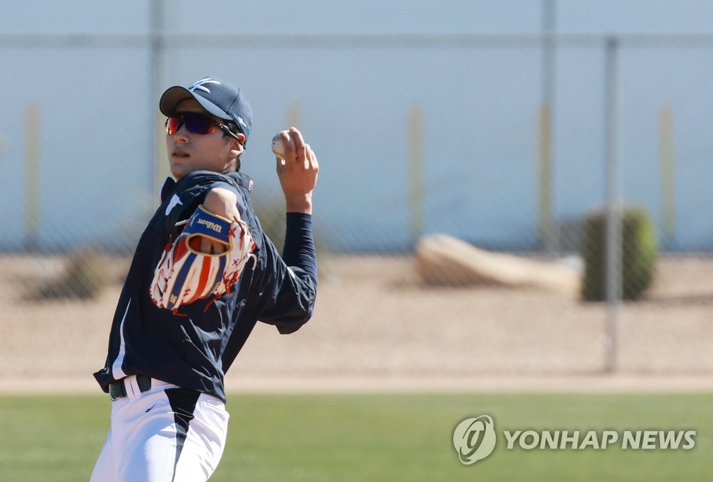 South Korean outfielder Lee Jung-hoo plays catch during a practice session for the World Baseball Classic at Kino Sports Complex in Tucson, Arizona, on Feb. 18, 2023. (Yonhap)