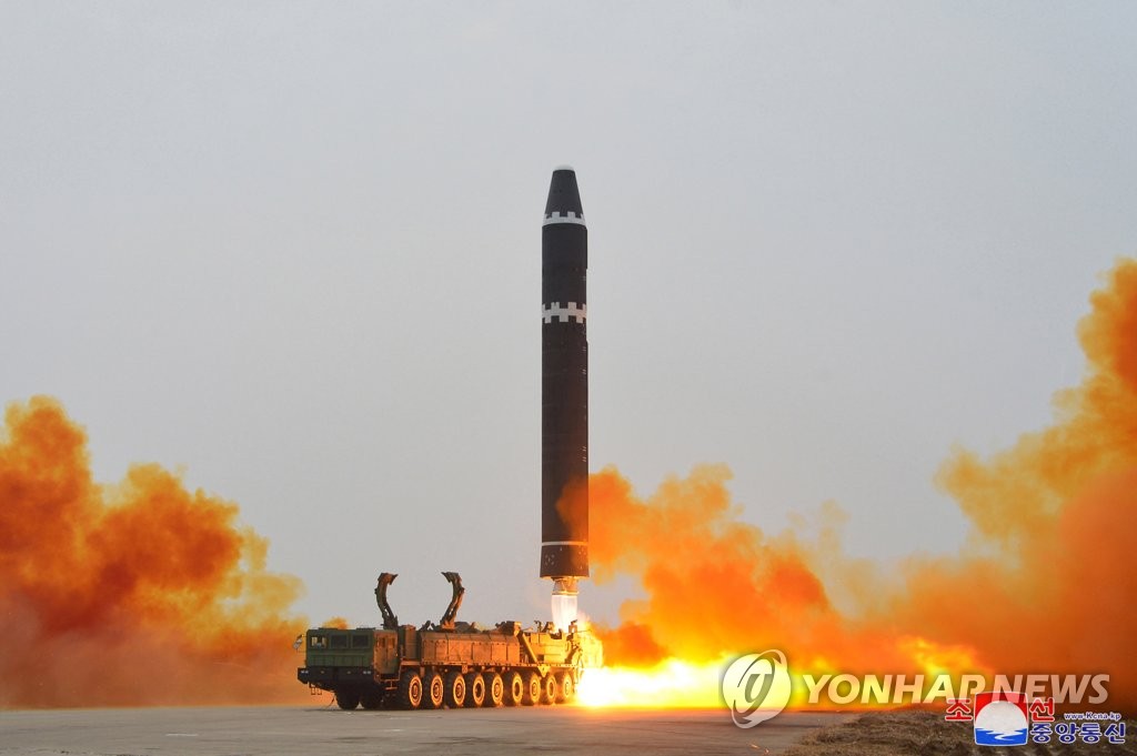 (2e LD) Pyongyang a tiré un ICBM vers la mer de l'Est en visant le sommet Séoul-Tokyo