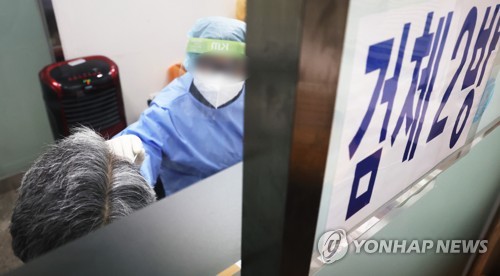 ソウル市内の保健所で新型コロナウイルス検査を受ける人（資料写真）＝（聯合ニュース）