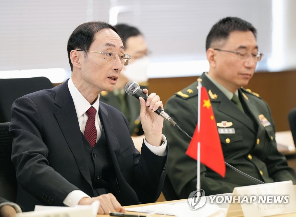 Esta fotografía de archivo, publicada por Kyodo News de Japón el 22 de febrero de 2023, muestra a Sun Weidong, viceministro de Asuntos Exteriores de China, hablando durante las conversaciones de seguridad entre China y Japón en Tokio.  (FOTO NO EN VENTA) (Yonhap)