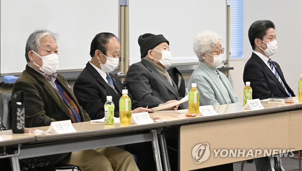 Esta foto de archivo, tomada el 27 de febrero de 2023, muestra a los familiares de las víctimas del secuestro de ciudadanos japoneses por parte de Corea del Norte hace décadas celebrando una reunión en Tokio para pedir al Norte que devuelva a esos secuestrados a casa.  (Yonhap)