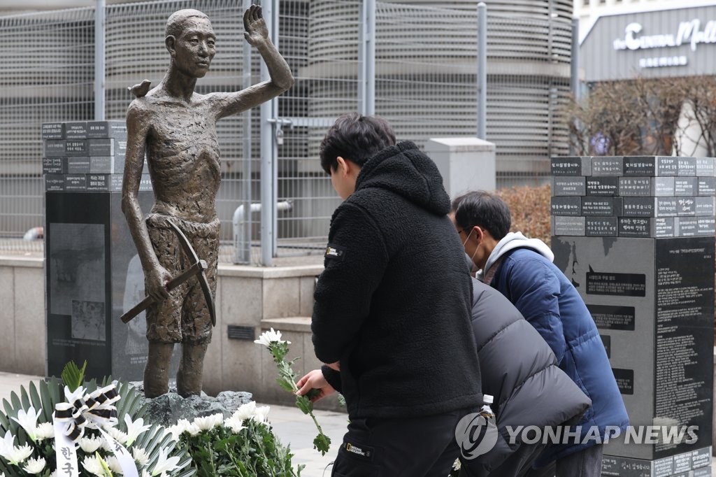 ソウル市内に設置されている徴用労働者像＝（聯合ニュース）