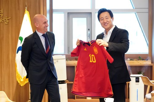 El alcalde de Seúl con el jefe de la federación española de fútbol