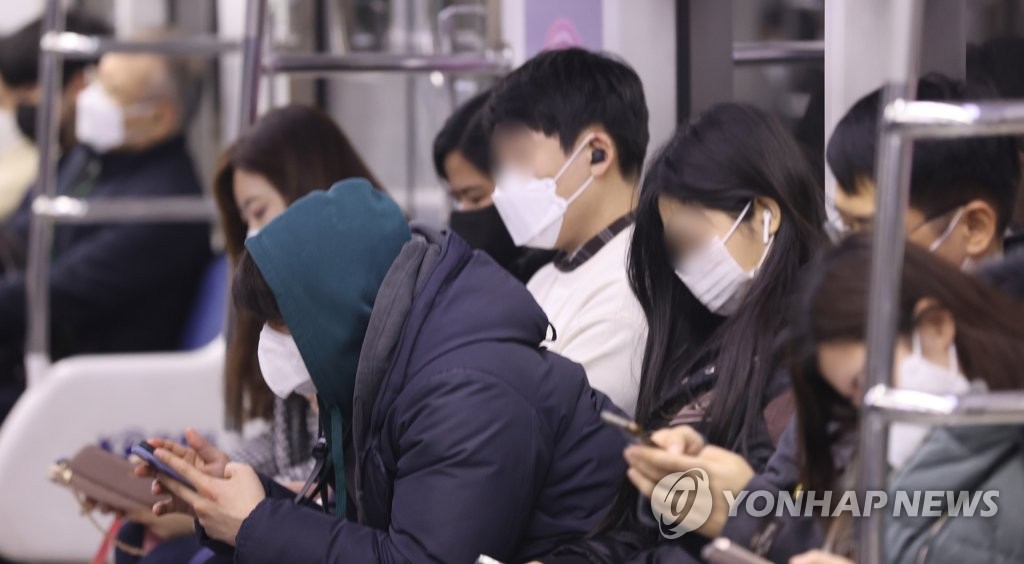 Des voyageurs portent le masque dans le métro, le 5 mars 2023. 
