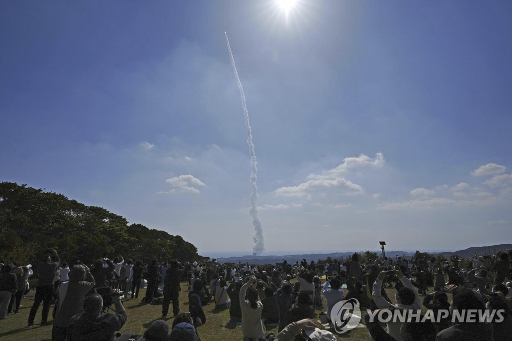 日 가고시마현서 H3 로켓 발사 구경하는 주민들