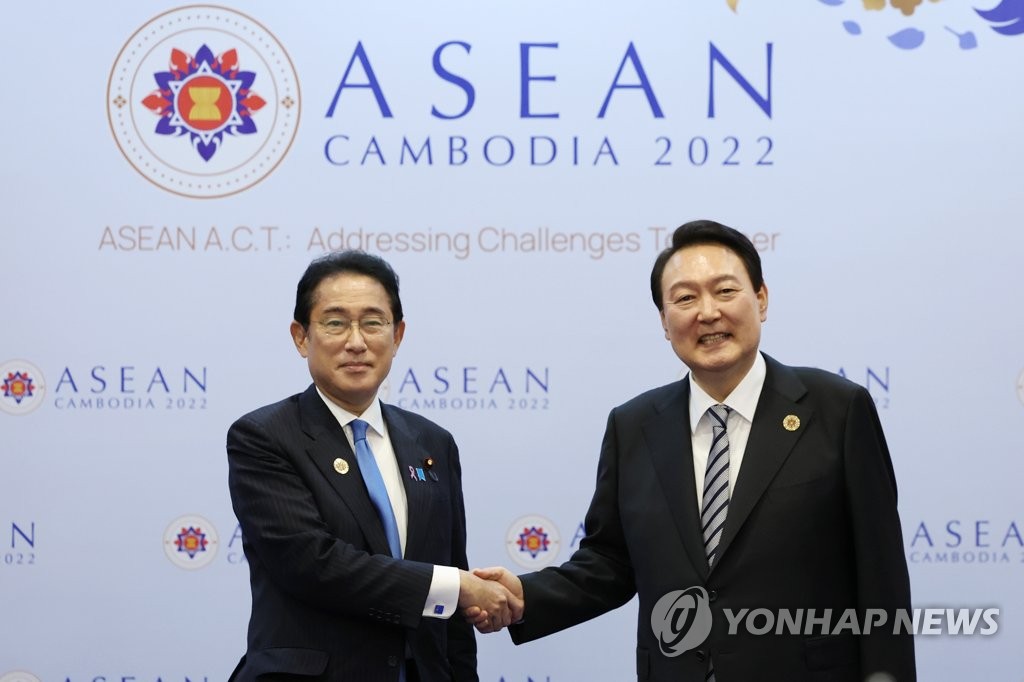 This file photo shows South Korean President Yoon Suk Yeol (R) and Japanese Prime Minister Fumio Kishida posing for a photo prior to their talks in Phnom Penh, Cambodia, in November, 2022. Seoul's presidential office announced on March 9, 2023, that Yoon will visit Japan from March 16-17 for summit talks with Kishida. (Yonhap)