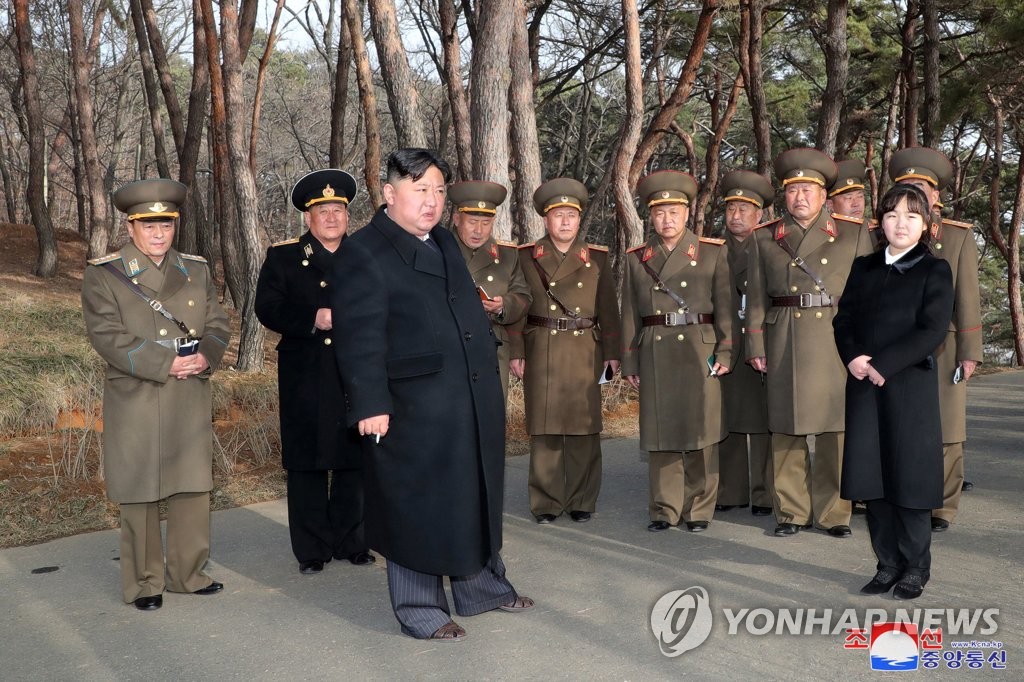 Le dirigeant nord-coréen Kim Jong-un assiste avec sa fille Ju-ae à un exercice de tir d'assaut de l'unité d'artillerie Hwasong le jeudi 9 mars 2023, a rapporté le lendemain l'Agence centrale de presse nord-coréenne (KCNA). (Utilisation en Corée du Sud uniquement et redistribution interdite)