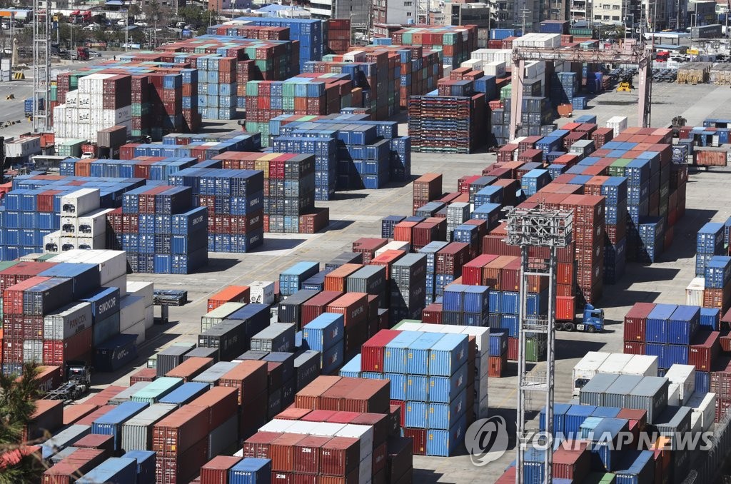 Des conteneurs dans un port sud-coréen (Photo d'archives Yonhap) 
