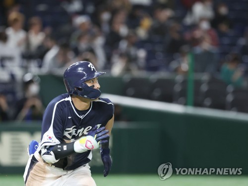 Lee Jung-hoo of South Korea heads to first after hitting a two-run double against China during the top of the third inning of a Pool B game at the World Baseball Classic at Tokyo Dome in Tokyo on March 13, 2023. (Yonhap) 