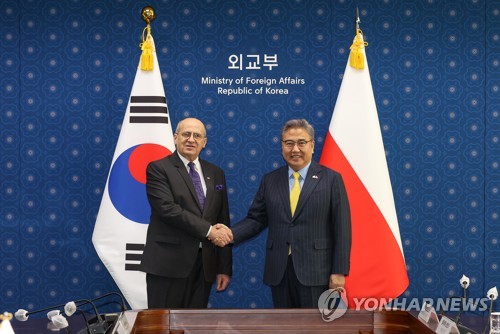 وزراء خارجية كوريا الجنوبية وبولندا يناقشون التعاون بين البلدين