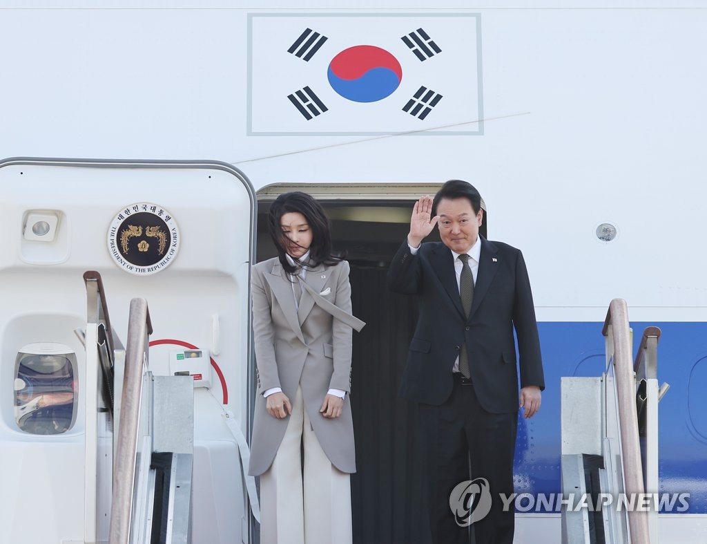 El 16 de marzo de 2023, el presidente surcoreano, Yoon Suk Yeol (dcha.), y la primera dama surcoreana, Kim Keon Hee, saludan en el Aeropuerto de Seúl, en Seongnam, al sur de la capital surcoreana, antes de subir al avión presidencial para partir a Japón en un viaje de 2 días.