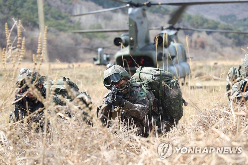 S. Korea stages large-scale airborne landing drills