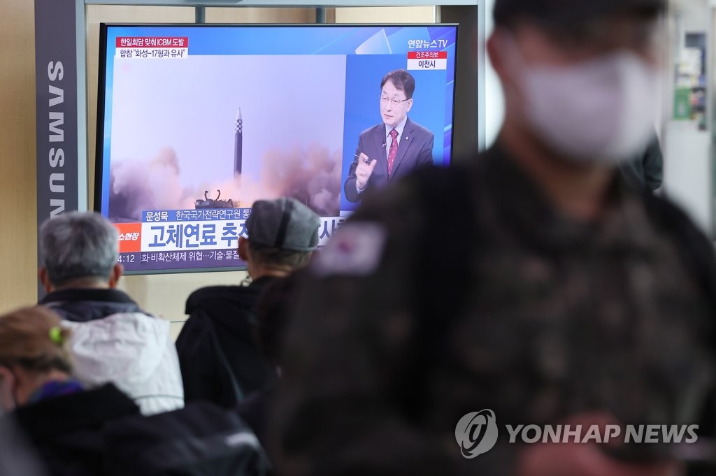 ソウル駅のテレビに北朝鮮のミサイル発射に関するニュースが流れている＝１６日、ソウル（聯合ニュース）
