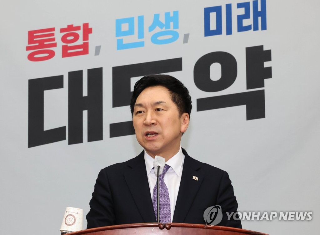의원총회에서 발언하는 김기현 대표