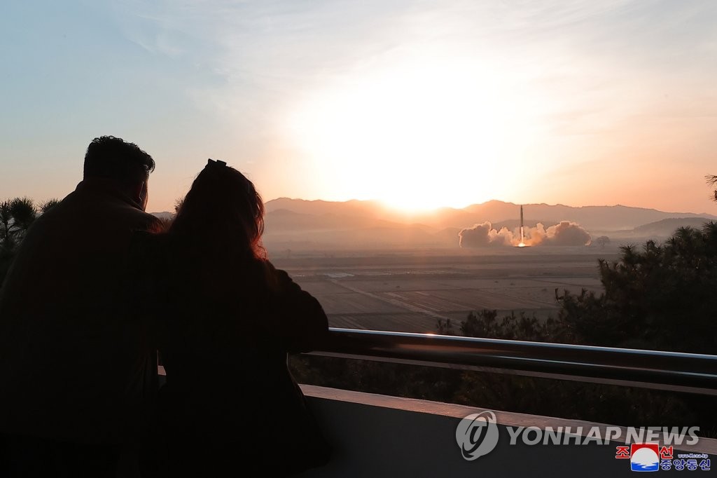 딸 주애와 ICBM 발사 참관하는 김정은 북한 국무위원장