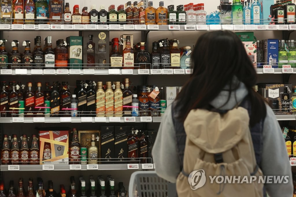 MZ세대 위스키 인기…대형마트서 '소주' 넘다