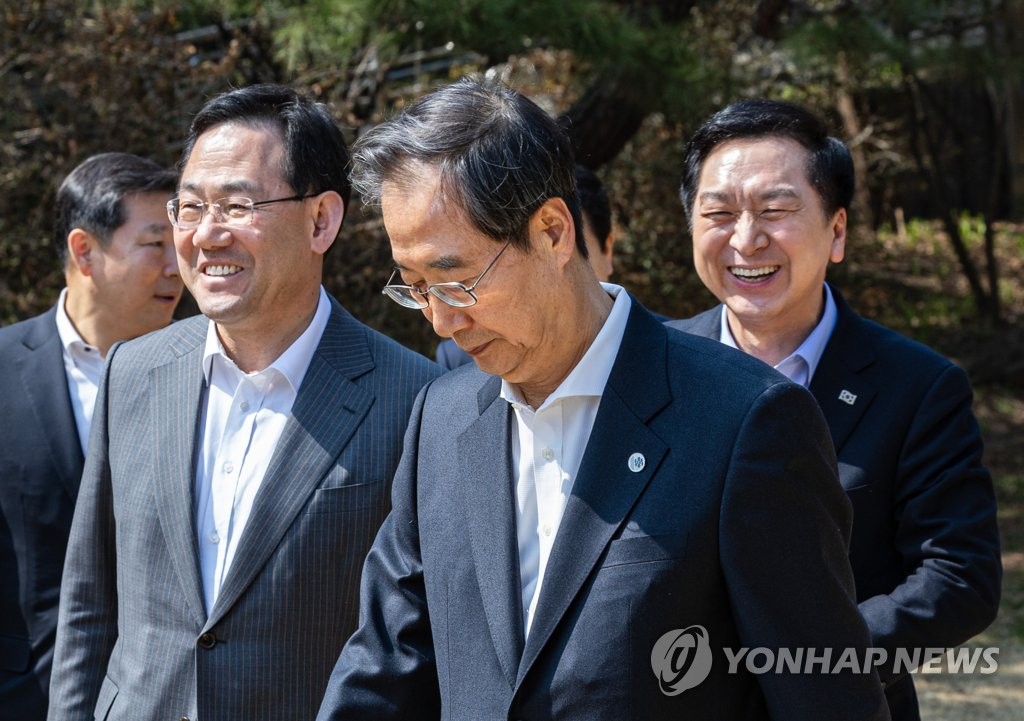 회의 장소로 이동하는 한덕수 총리와 국민의힘 김기현 대표