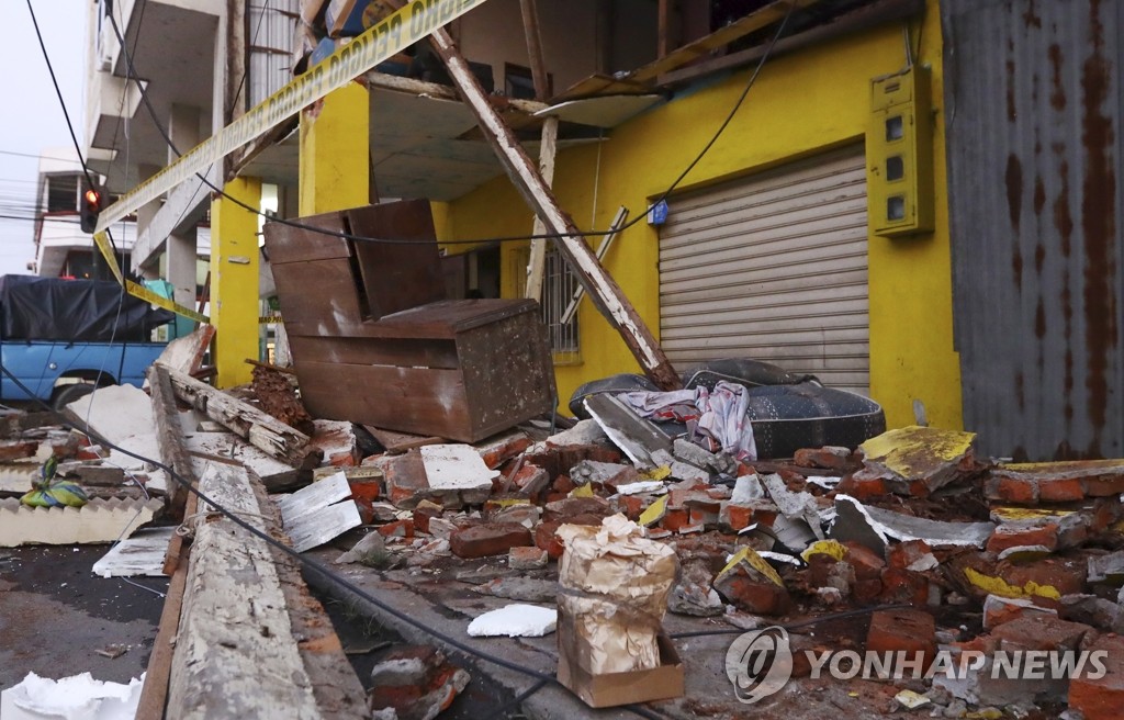 6.8 지진 강타로 건물 잔해가 널브러진 에콰도르 거리