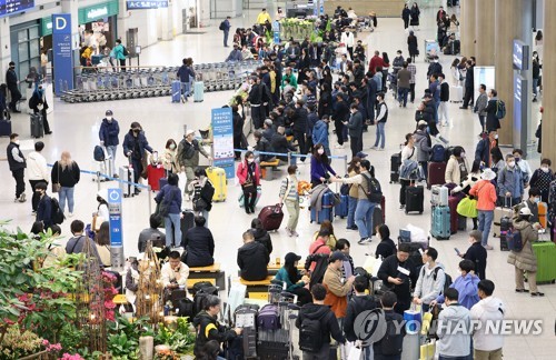 De nombreuses personnes sont à l'aéroport international d'incheon. (Photo d'archives Yonhap) 