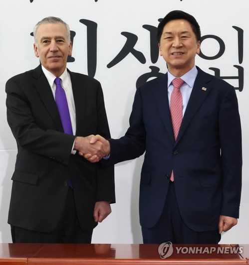 El líder del partido gobernante se reúne con el enviado de EE. UU.