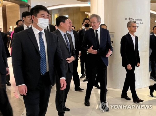 (LEAD) Au 2e jour de sa visite, le patron de LVMH se rend dans un grand magasin Hyundai