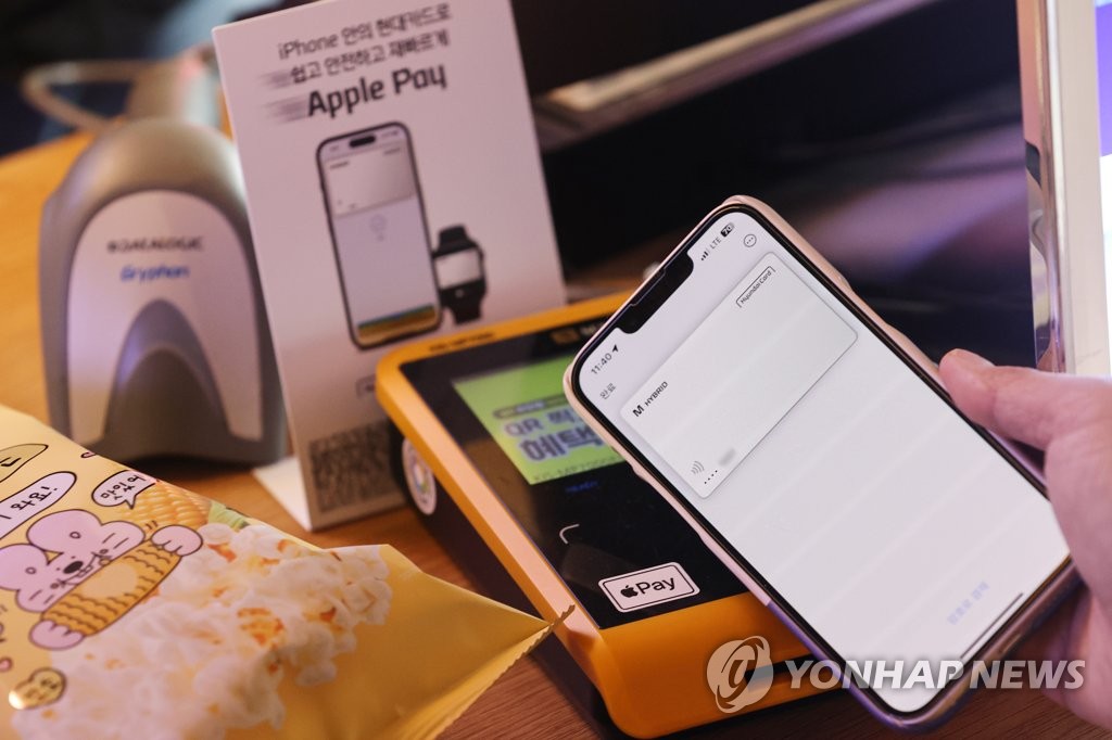 A customer pays with Apple Pay at a convenience store in Seoul on May 21, 2023. (Yonhap)