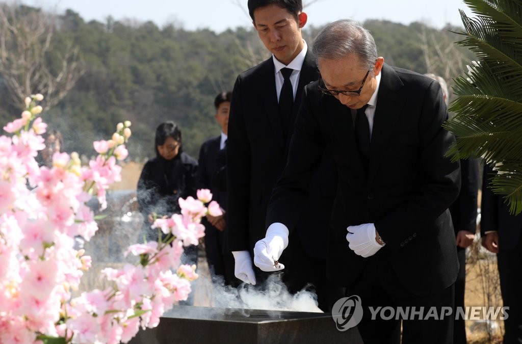 Ex-President Lee visits nat'l cemetery to honor fallen sailors in Cheonan warship sinking